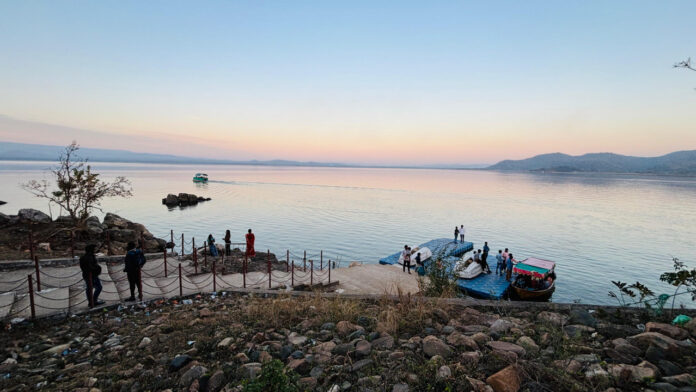 रायपुर : खुड़िया जलाशय पहाड़ियों के बीच स्थित एक आकर्षक और शांति देने वाली पर्यटन स्थल