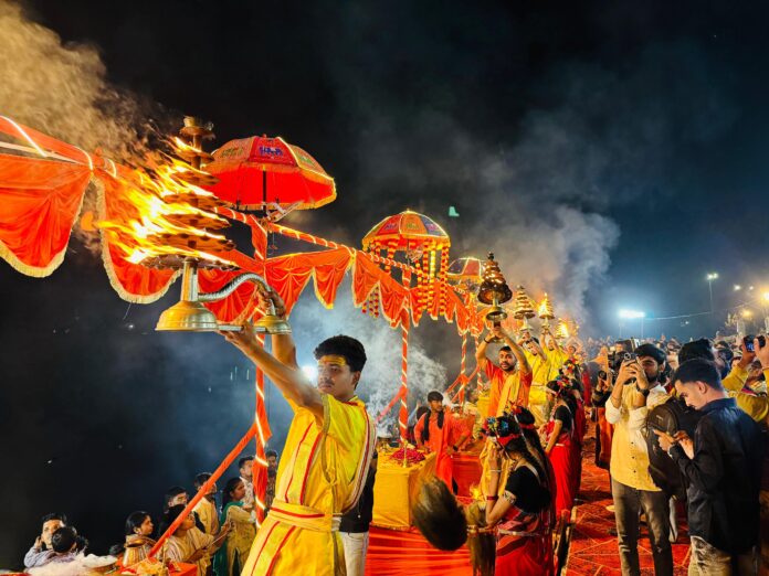 मकर संक्रांति के अवसर पर महादेव घाट रायपुर में उमड़ा भक्ति का सैलाब, भव्यता से संपन्न हुई खारुन गंगा महाआरती