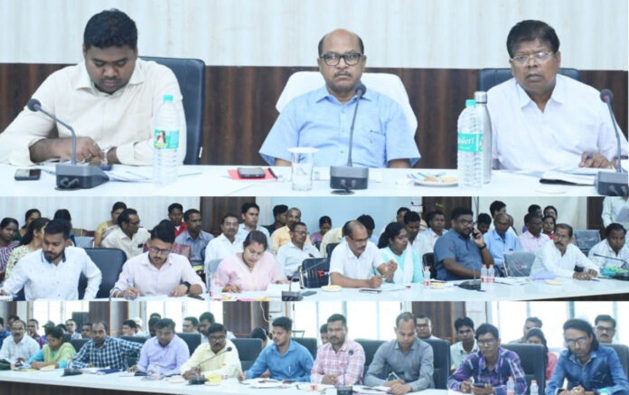 रायपुर : पीएम आवास योजना में लापरवाही पर गरियाबंद कलेक्टर सख्त, 11 पंचायत सचिवों को कारण बताओ नोटिस