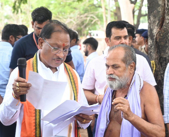 गुलमोहर पेड़ के नीचे लगी मुख्यमंत्री की चौपाल : कनकबीरा पहुंचे विष्णु देव साय, ग्रामीणों से किया संवाद