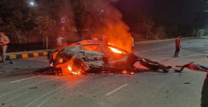 नवा रायपुर में भीषण हादसा : बेकाबू कार में लगी आग, युवक की जलकर मौत