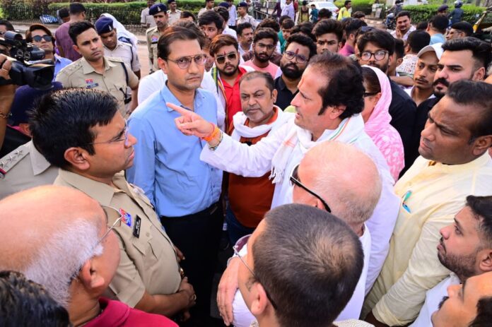 तेलीबांधा में सड़क हादसों के खिलाफ जनआक्रोश, चक्का जाम कर सड़क पर उतरे लोग – पूर्व विधायक विकास उपाध्याय ने उठाई सरकार पर उंगली