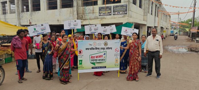 स्वच्छ बाजार अभियान : महोबा बाजार में निगम की कार्रवाई, पॉलीथिन जप्त, समझाइश के साथ चालानी कार्रवाई