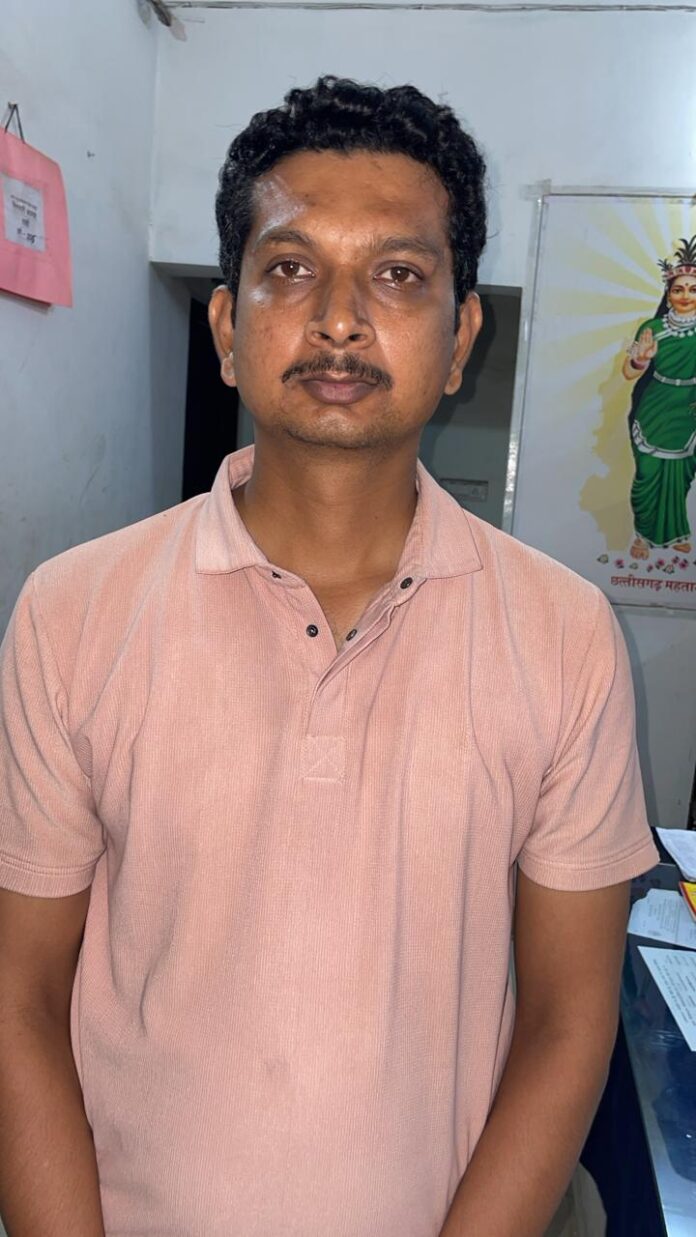 लाखों रुपये की धोखाधड़ी करने वाला चिटफंड कंपनी का फरार डायरेक्टर शैलेष अमृत भोईर गिरफ्तार