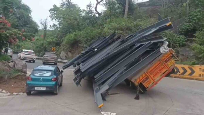 केशकाल घाटी के 8वें मोड़ पर पलटा ट्रेलर, NH-30 पर यातायात ठप