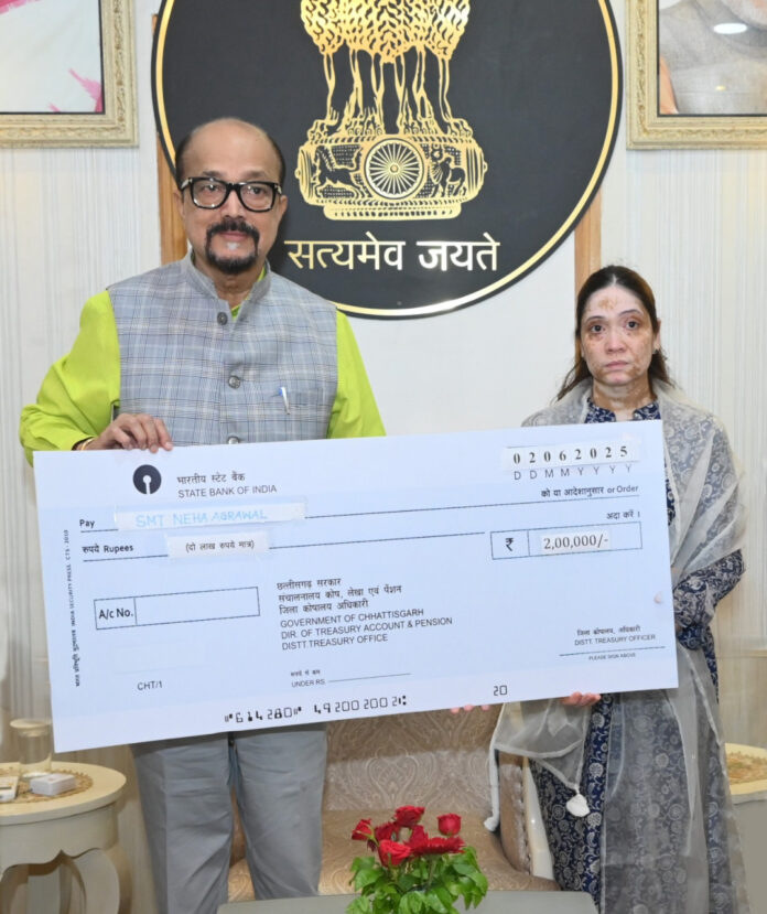 रायपुर : राज्यपाल रमेन डेका ने पहलगाम आतंकी हमले में शहीद दिनेश अग्रवाल के परिजनों को दी सहायता राशि