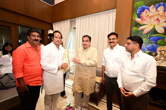 छत्तीसगढ़ में नियमों की अनदेखी, कुम्हारी टोल प्लाजा को लेकर नितिन गडकरी से मिले विकास उपाध्याय