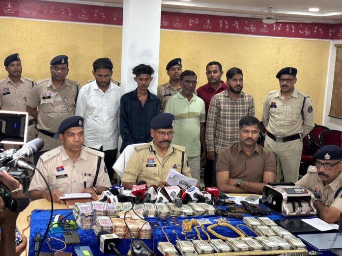 खम्हारडीह में ज्वेलरी दुकान से सोने की चेन छीनने वाले महाराष्ट्र के 4 अंतर्राज्यीय आरोपी गिरफ्तार