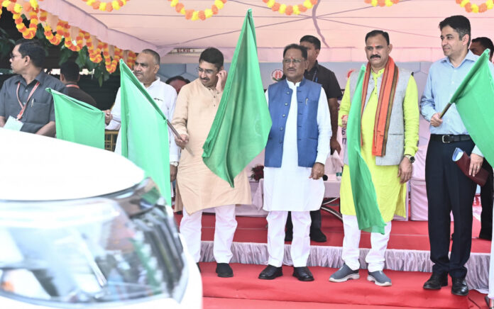 छत्तीसगढ़ में स्वास्थ्य सेवाओं को मिली नई रफ्तार : मुख्यमंत्री ने 151 नए स्वास्थ्य वाहनों को दिखाई हरी झंडी, जल्द मिलेंगी 851 नई एंबुलेंस