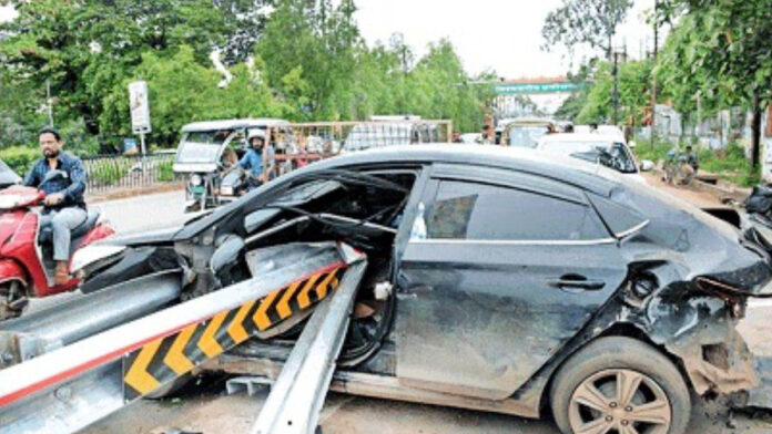 रायपुर में बड़ा हादसा : कुत्ते को बचाने के चक्कर में कार रेलिंग से टकराई, ड्राइवर की जान बाल-बाल बची