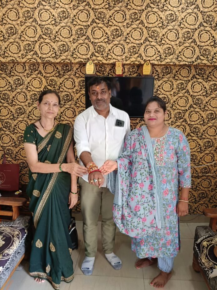 रक्षाबंधन पर मितानीन बहनों ने कांग्रेस नेता संदीप तिवारी को बांधी राखी, 12 वर्षों से निभा रहे भाई-बहन का रिश्ता