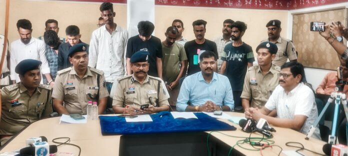Raipur Crime News : रायपुर पुलिस की बड़ी कार्रवाई, हेरोइन सप्लाई नेटवर्क से जुड़े 08 पेडलर्स गिरफ्तार