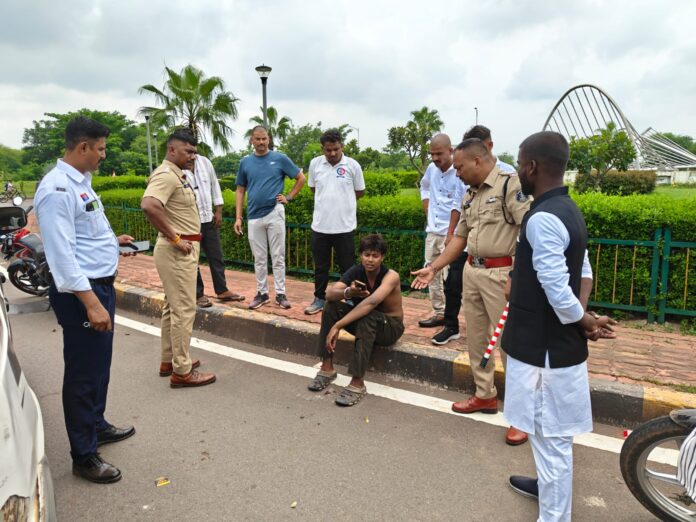 नवा रायपुर में स्टंटबाजों पर पुलिस की सख्ती: 128 बाइक और 6 कारें जब्त, घायल युवक को पहुंचाया अस्पताल